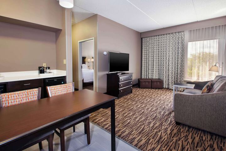 Hampton Inn & Suites Cleveland-Airport / Middleburg Heights