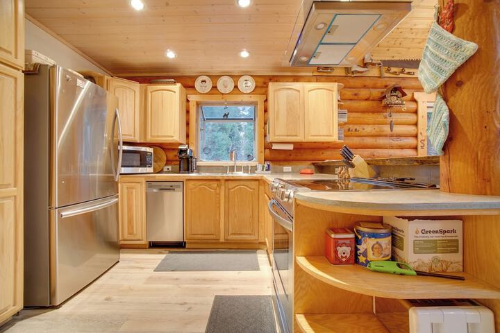 Donnelly Cabin w / Private Deck: Near Lake Cascade!