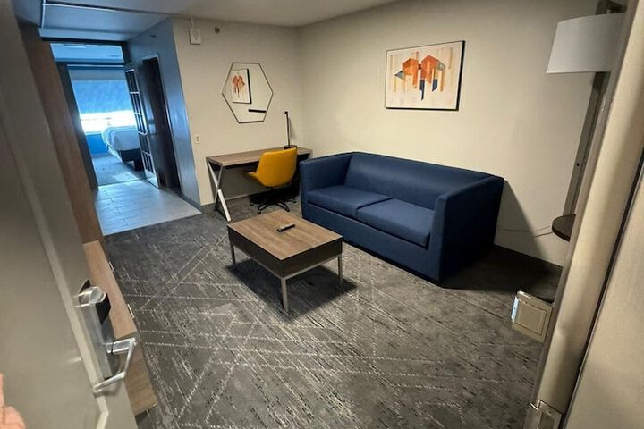 Room 52 of 66