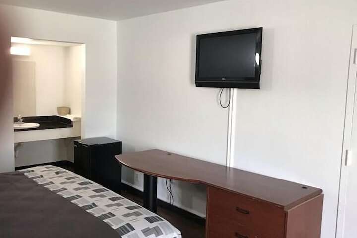 Room 3 of 8