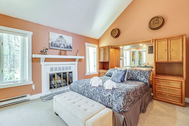 Hike Golf & Explore: Pocono Pines Townhome