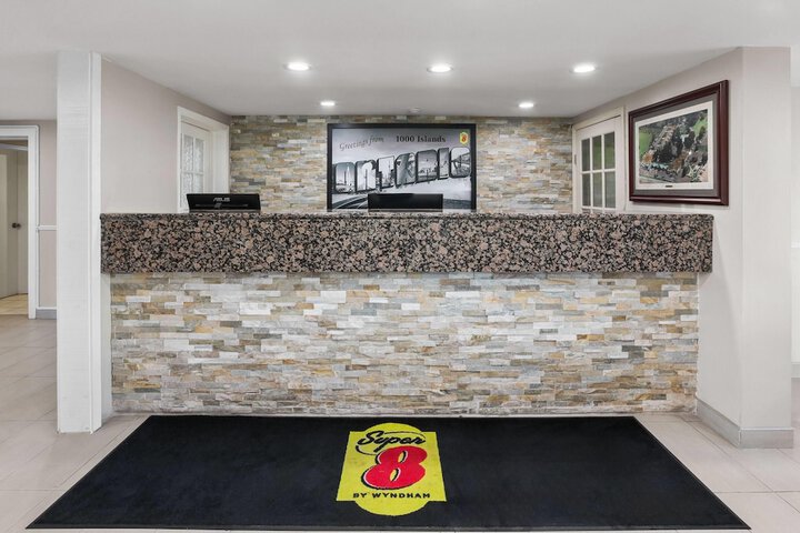 Super 8 by Wyndham Gananoque / Country Squire Resort