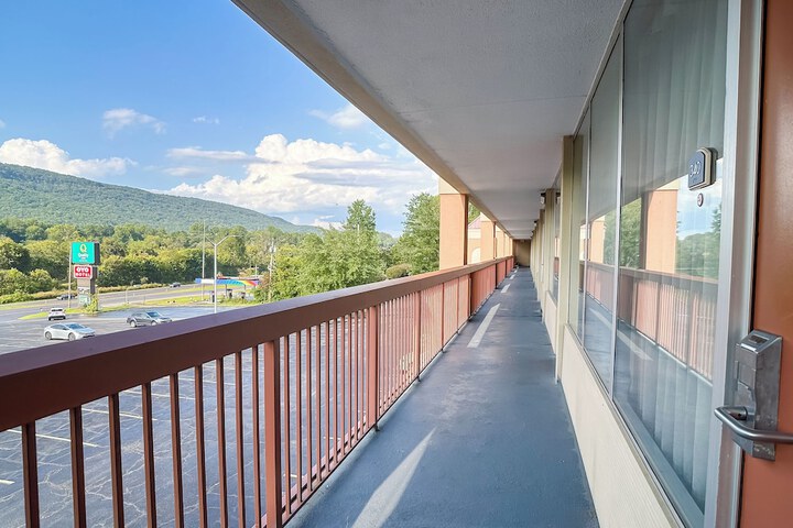 OYO Hotel Harriman near I-40