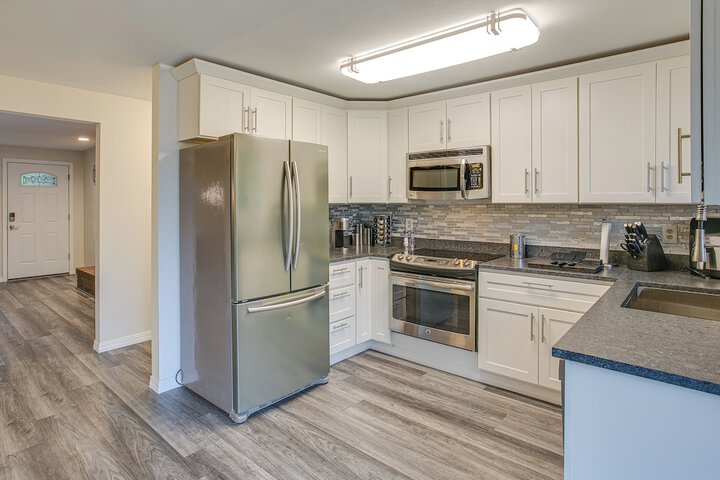 Modern Puyallup Townhome w / Backyard & Fireplace