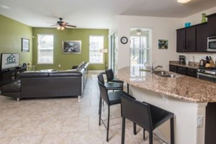 Oakview 4213 6 Br Villa by RedAwning