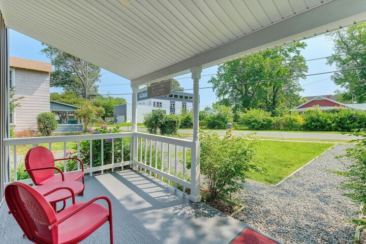 Adorable Cottage: Fire Pit Walk to Colonial Beach