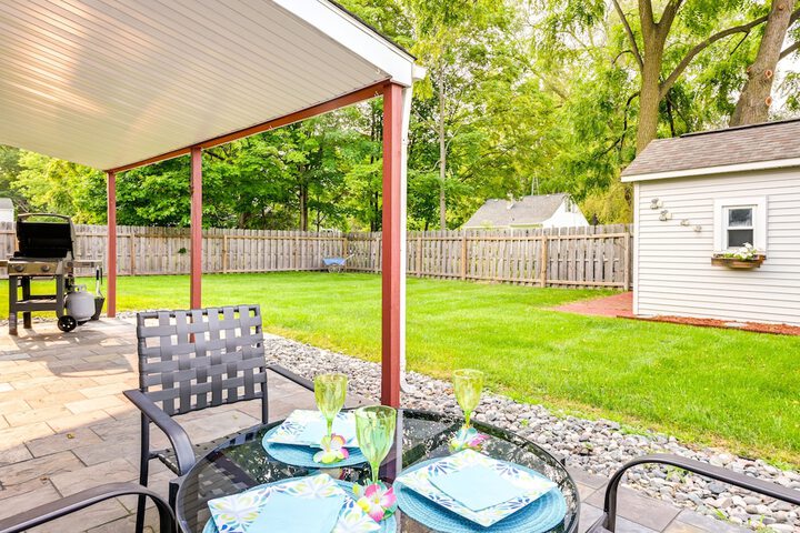 Grand Blanc Rental w / Gas Grill & Private Yard