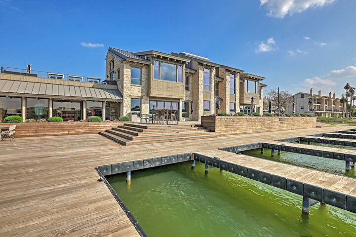 Modern Townhome w / Patio Next Door to Resort