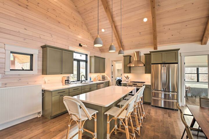 Secluded Kingfield Abode w / Idyllic Mtn Views