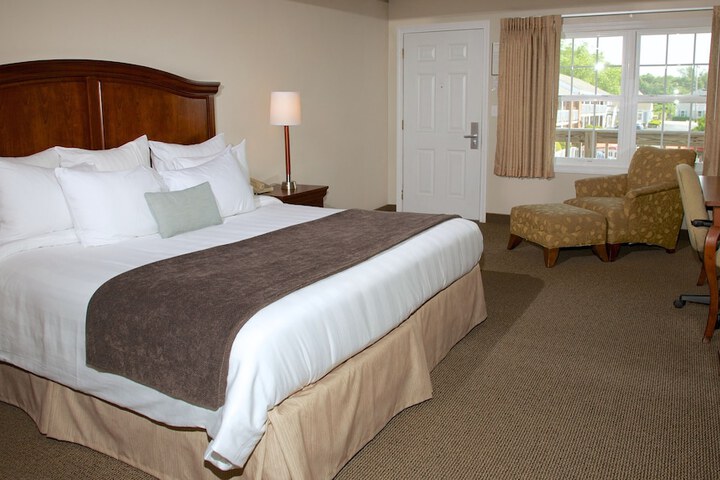 Holiday Hill Inn & Suites
