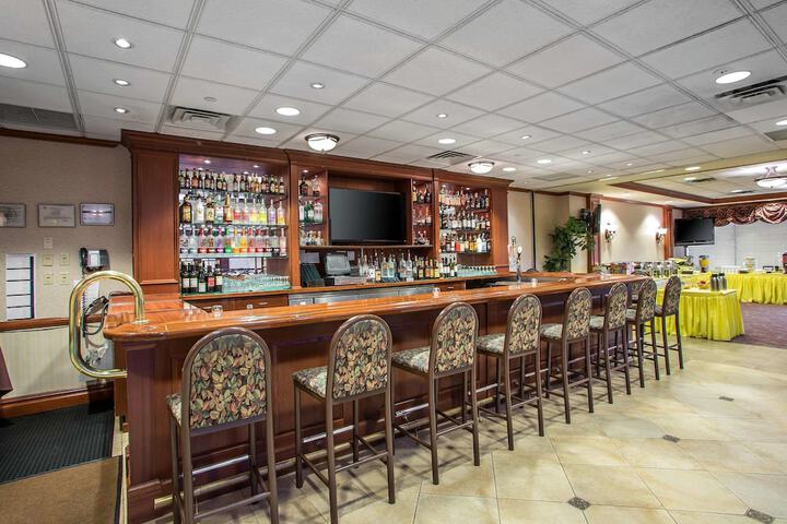 Lounge 54 of 65