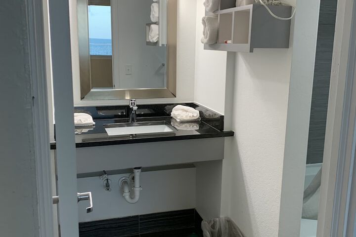 Room 16 of 32