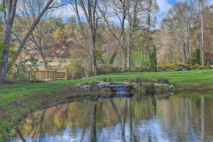 Stunning Fletcher Home: Hot Tub + Fire Pit!