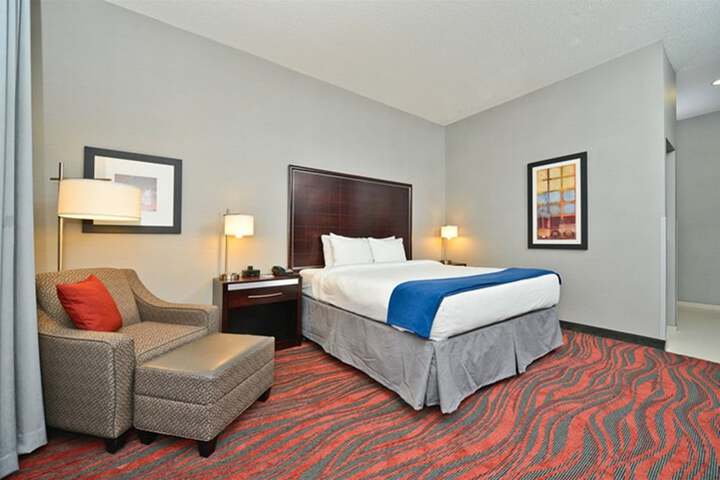 Holiday Inn Express & Suites Utica by IHG