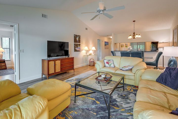 3 Mi to Beaches: Naples Condo w / Pool Access!