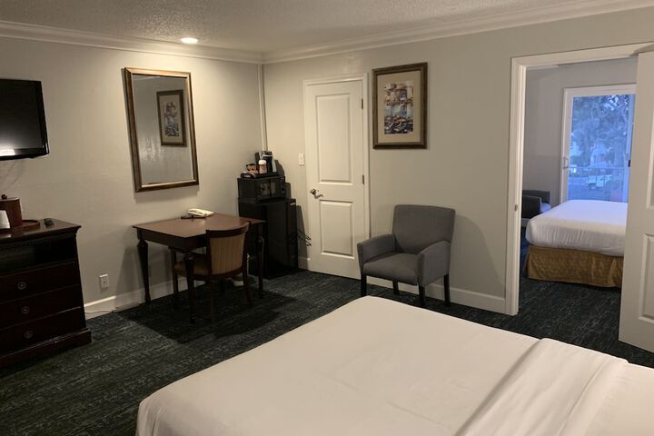 Room 33 of 40