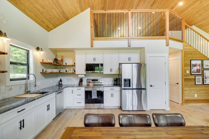 Modern Lakeside Cabin w / Mountain Views & Hot Tub!