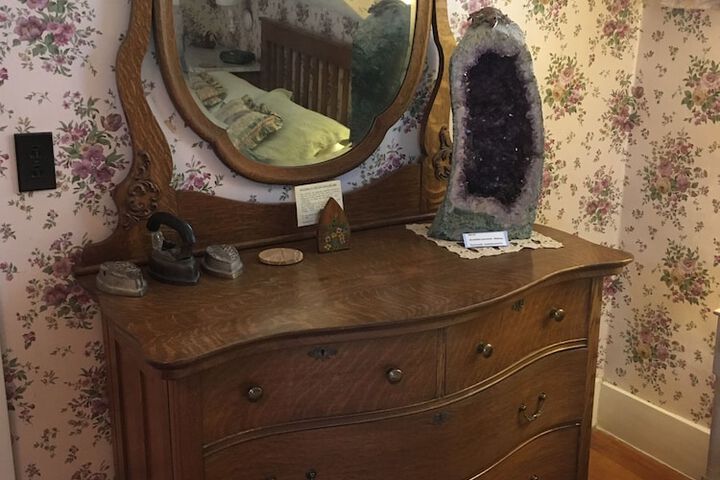 Old Iron Inn Bed and Breakfast