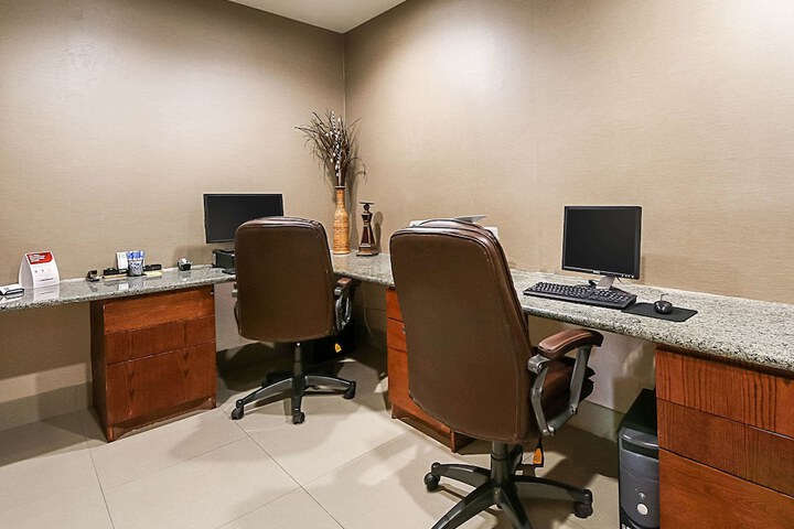 Business Center 36 of 37