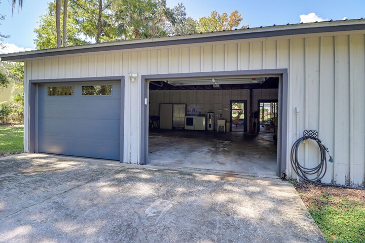 Charming Canalfront Retreat w / Double Boat Slip!