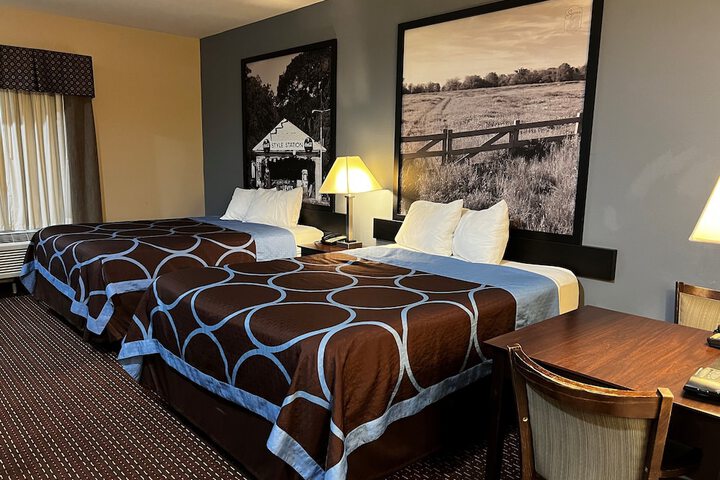 Super 8 by Wyndham Center