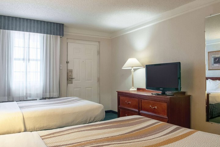 Room 8 of 33