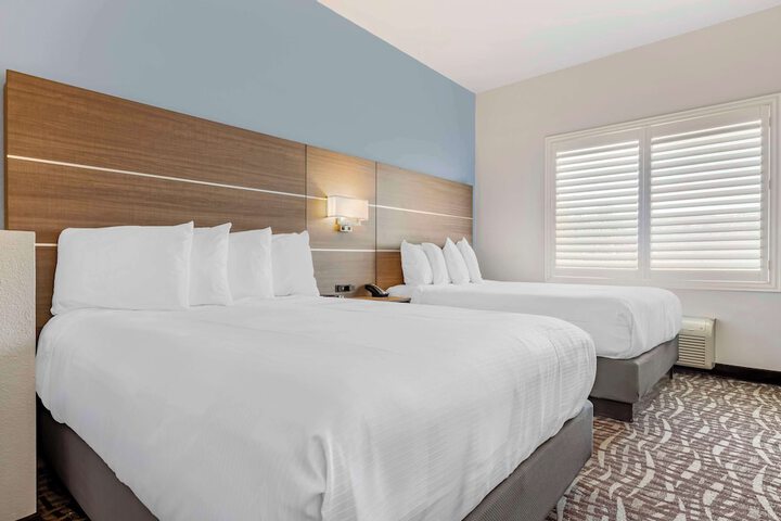 Best Western Plus Lake Elsinore Inn & Suites