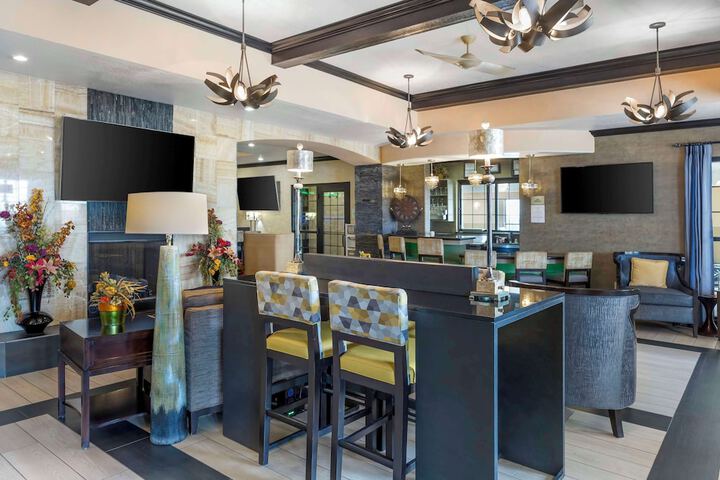 Best Western Plus Emerald Inn & Suites