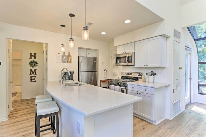 Gorgeous Vernon Township Condo w / Balcony!
