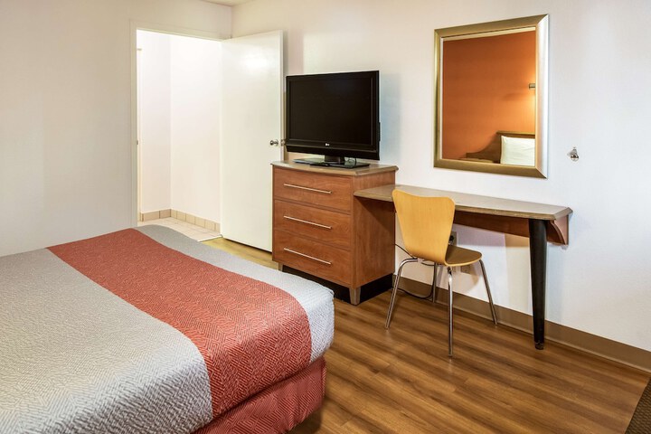 Room 13 of 22
