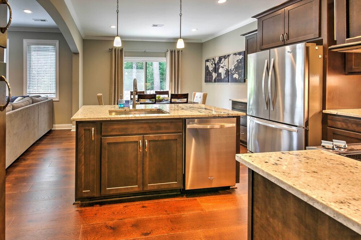 Downtown Townhome Walk to Dine & Shop on Broad St