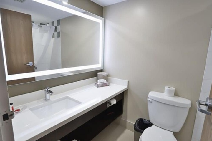 Super 8 by Wyndham Ajax / Toronto On