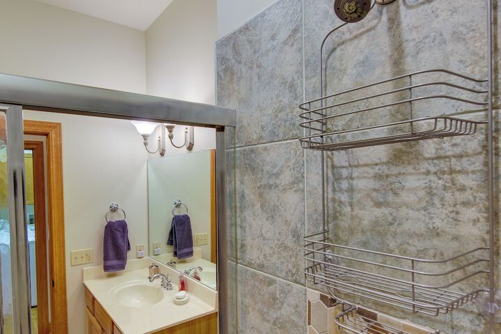 Mtn-view Condo w / Screened Porch in Burnsville!