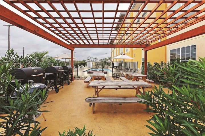 Hotel Exterior 16 of 16