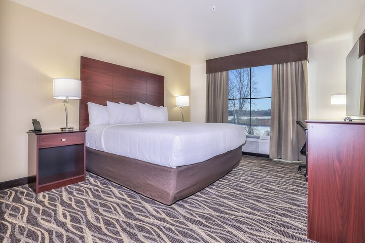 Cobblestone Hotel & Suites - Waukesha / West Milwaukee