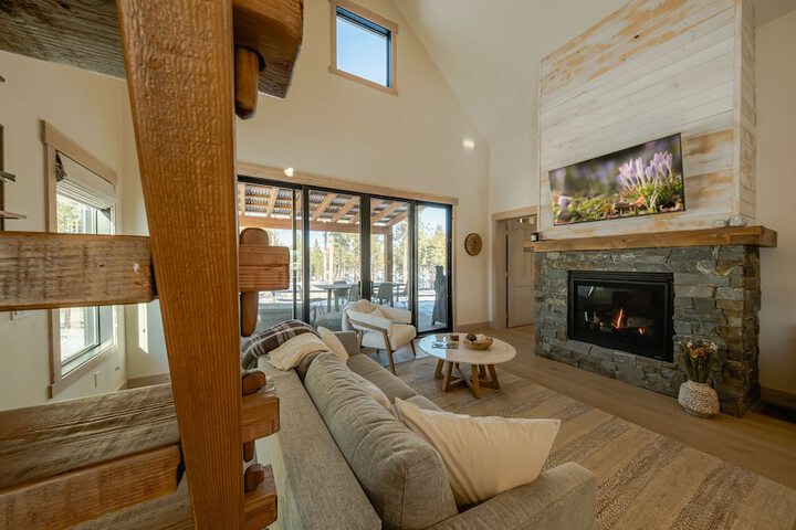 Wilderness Club Nest Modern Cabin Retreat for 9 w / Hot Tub
