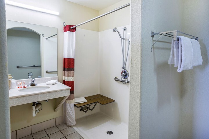 Room 16 of 28