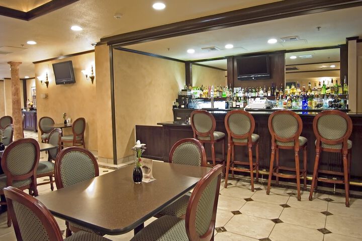 Lounge 47 of 60