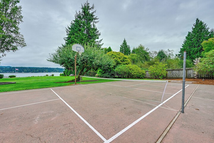 Waterfront Kingston Getaway: Beach Access On-site!