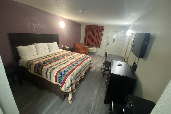 Room 8 of 11
