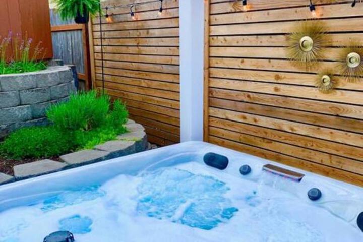 Private Basement Suite w Hot Tub