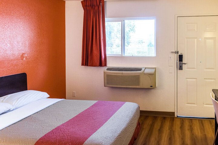 Room 25 of 27