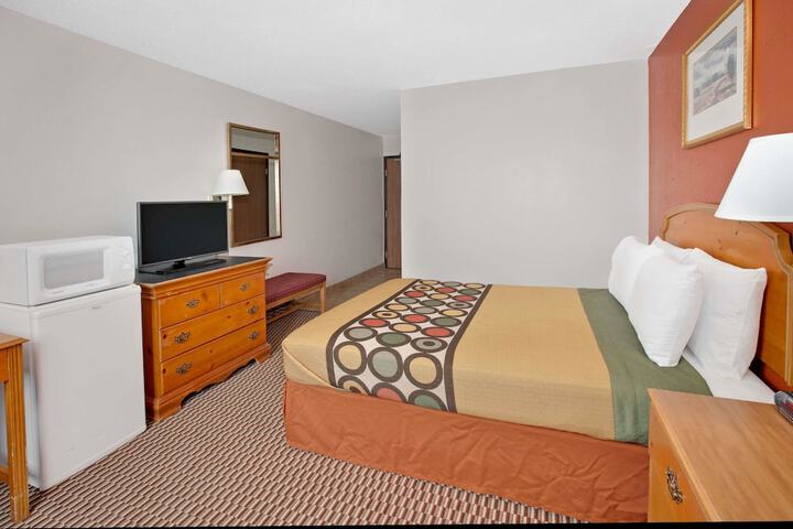 Super 8 by Wyndham Crystal Lake