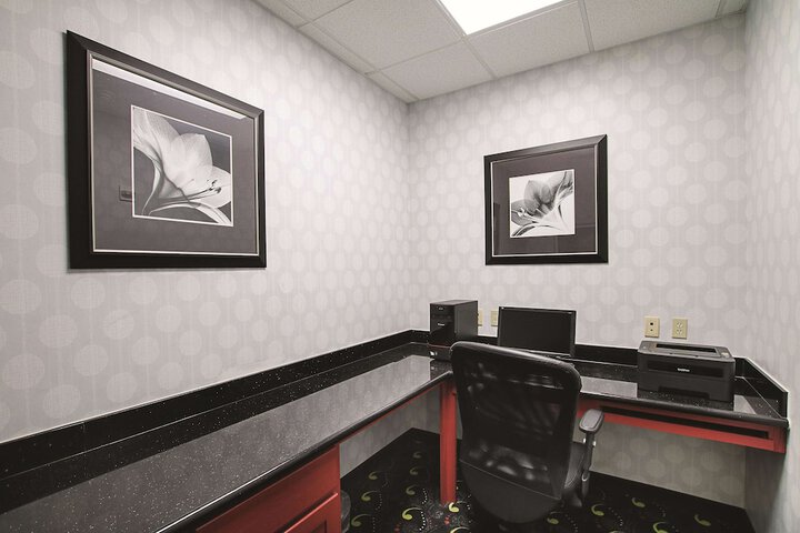 La Quinta Inn & Suites by Wyndham Dallas - Hutchins