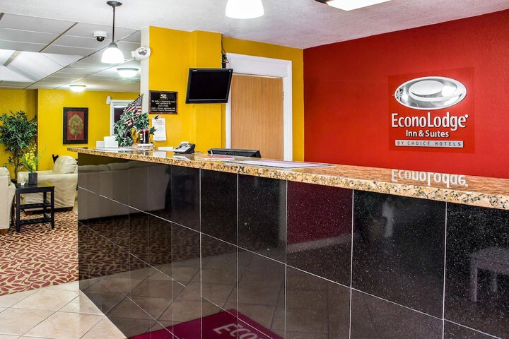 Econo Lodge Inn & Suites Walnut