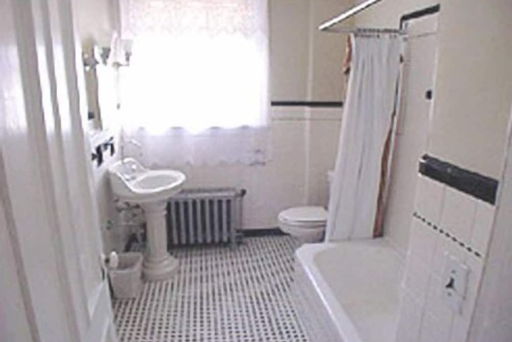 Room 4 of 7