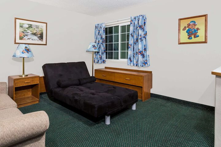Room 5 of 12