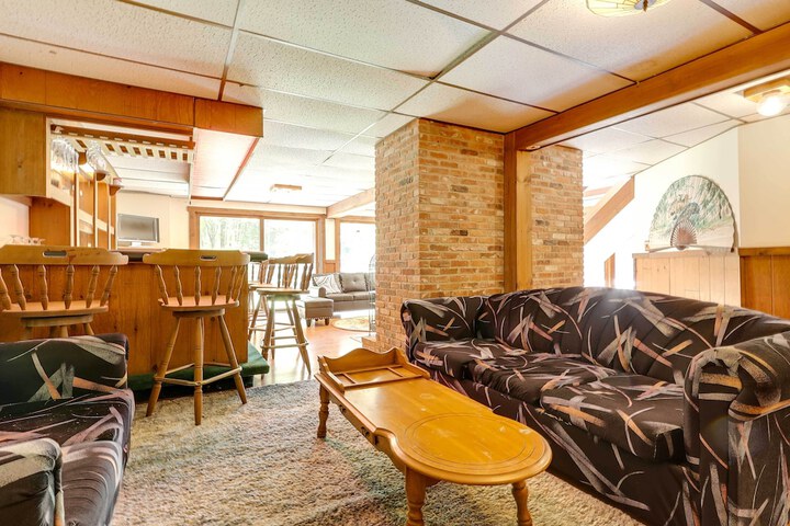 Spacious Woodbury Home w / Pool + Hot Tub!