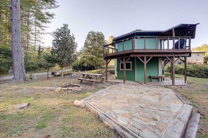 Unique West Jefferson Home w / Fire Pit & Grill!