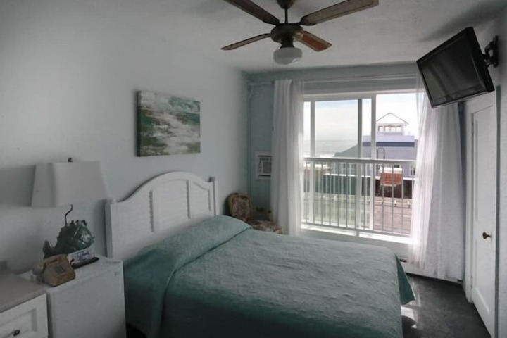 Room 16 of 28